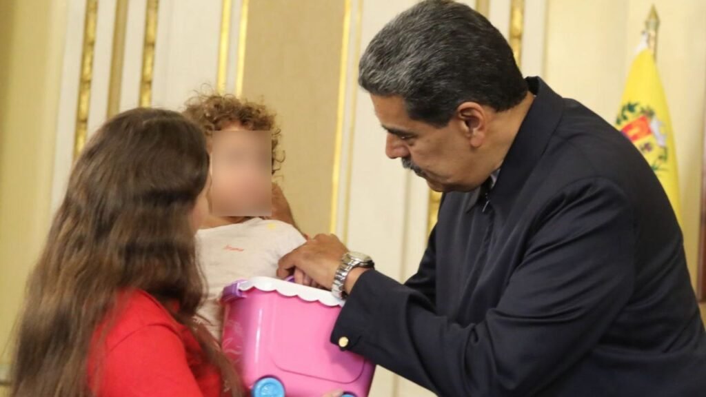 Maduro expone en Miraflores a la niña Maikelys y su madre e intenta imponer el relato de que su regreso fue un “rescate”