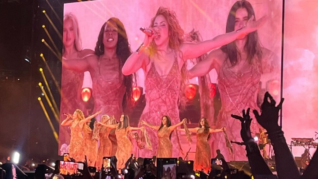 “Nadie lo vio venir”: Shakira sufre inesperada caída en el escenario durante concierto en Canadá
