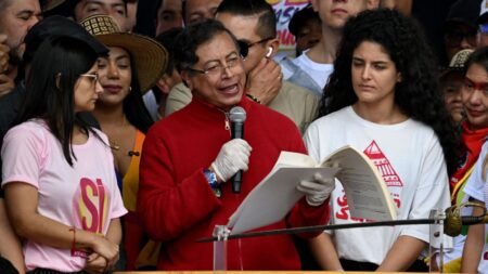 “Presidente Petro, por favor cálmese”: preocupación por agresivo discurso del mandatario colombiano al radicar consulta popular para revivir reforma laboral