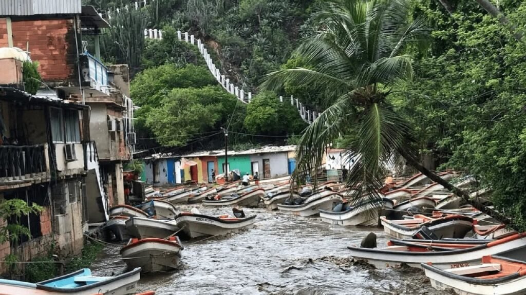 Las impresionantes imágenes del desbordamiento del río Tipire en Choroní, Aragua