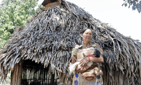Una mujer yukpa mantiene vivo el parto tradicional en la sierra de Perijá