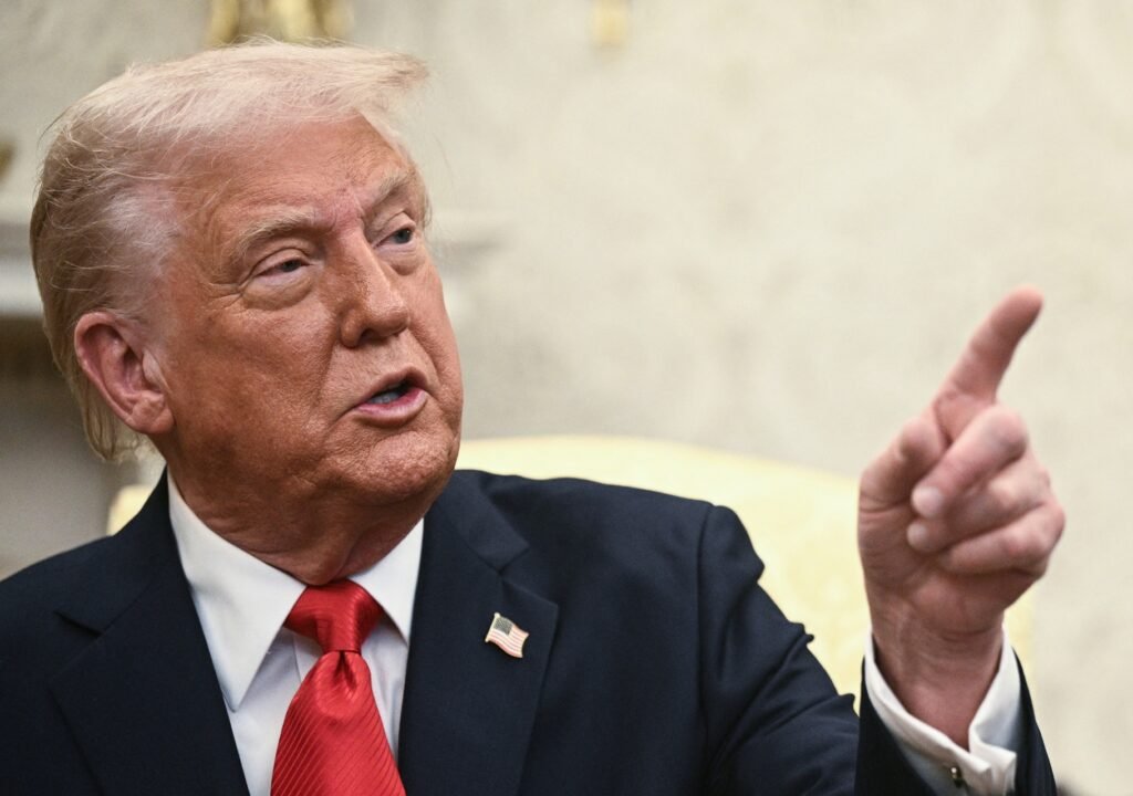 Trump dice no saber si debe respetar la Constitución