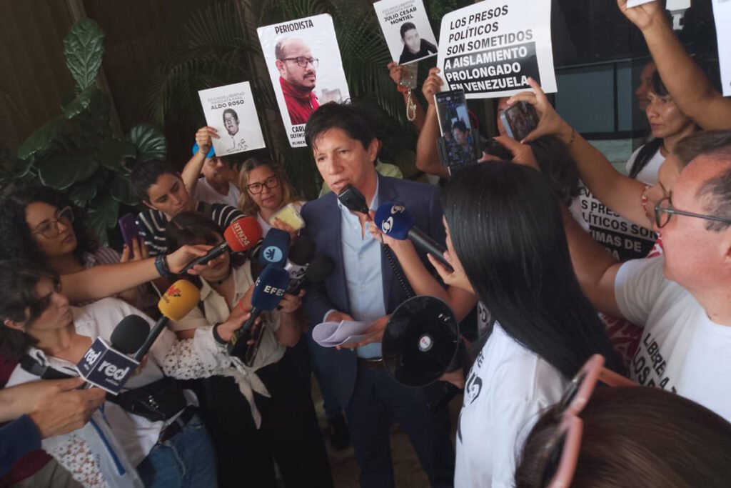 Familiares de presos políticos claman mediación de Petro frente a Embajada de Colombia