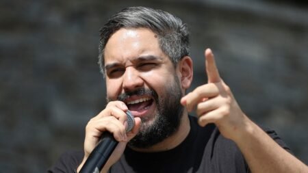 Exige entrevistas, siembra árboles y envía SMS: Un aventajado ‘Nicolasito’ derrocha recursos para el 25 de mayo