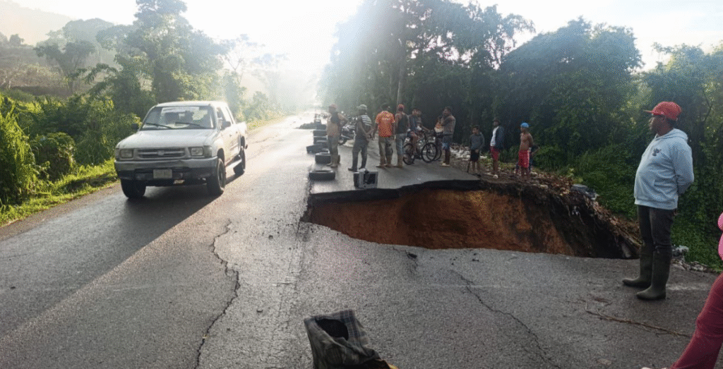 Paso hacia Capadare está restringido por colapso de alcantarilla