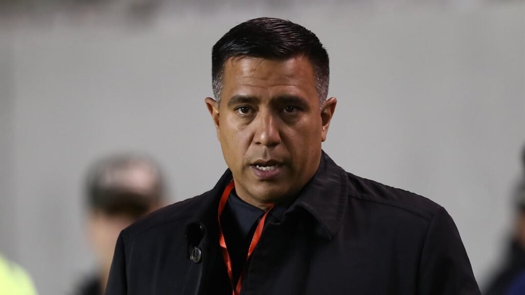 El venezolano César Farías se quedará sin trabajo; fue notificado que no seguirá en el banquillo del Junior de Barranquilla
