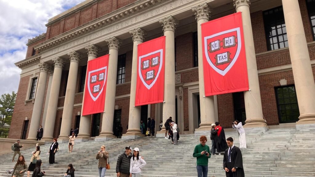 “No sabíamos si estábamos legales o ilegales en Estados Unidos”: colombiana que logró graduarse de Harvard en medio de tensión de la universidad con Trump