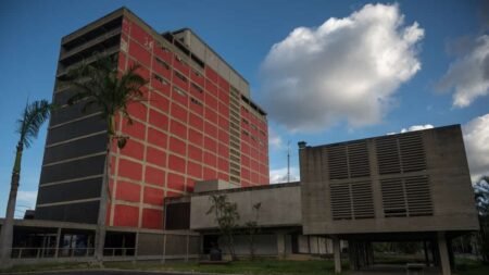 UCV exhorta a Maduro abrir discusión con profesionales para abordar la crisis salarial