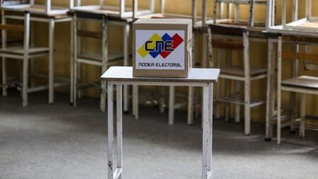 Ley seca, cierre de fronteras y mucha indiferencia marcan las horas previas a las elecciones de alcaldes en Venezuela