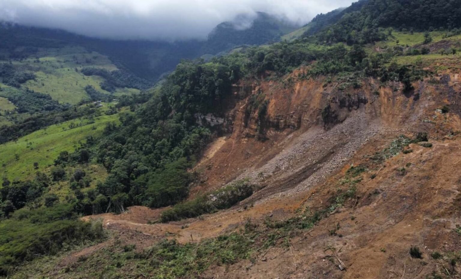 Deslizamiento de tierra deja sin vivienda a 30 familias de La Valeria en Táchira