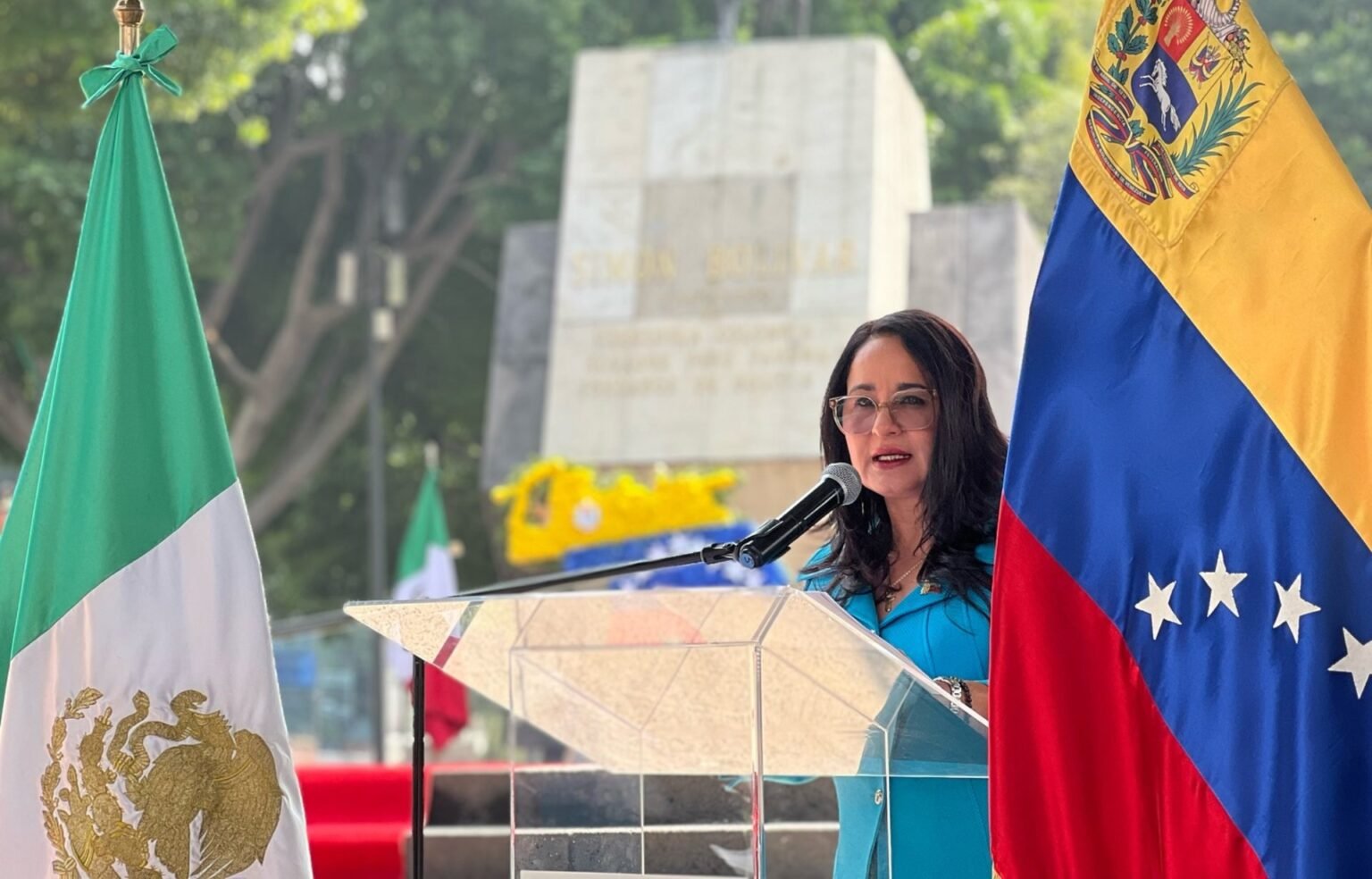 Migrante interrumpe acto de embajadora de Venezuela en México