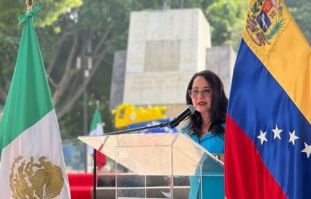 Migrante interrumpe acto de embajadora de Venezuela en México