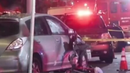 Un hombre arrolló con su auto a una multitud de personas que estaba a las afueras de un club nocturno