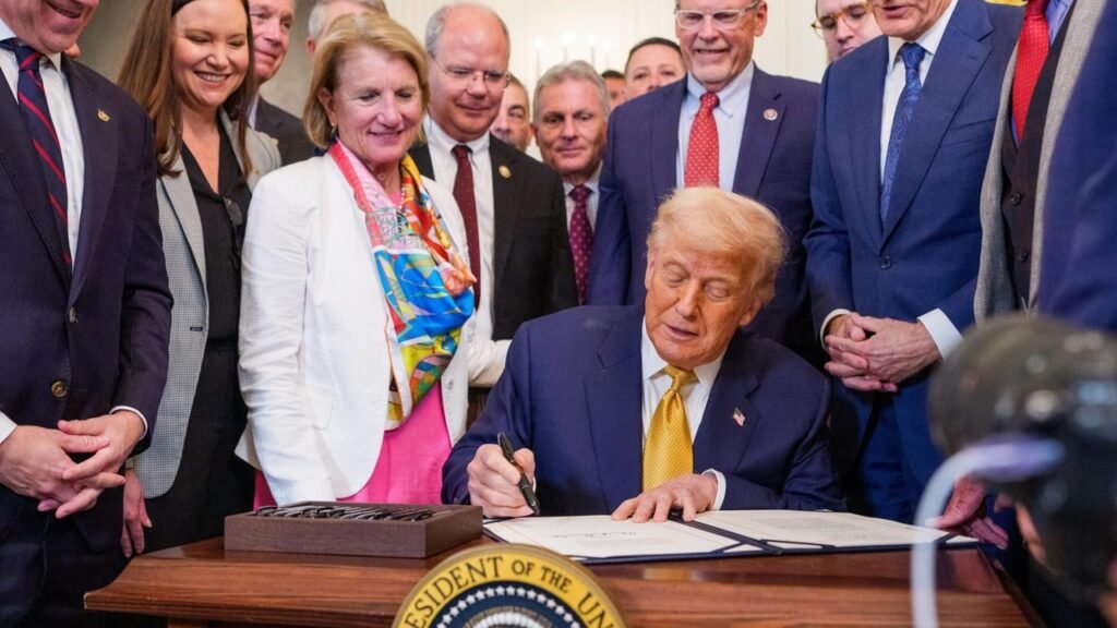 Donald Trump firma ley que endurece las penas por tráfico de fentanilo y le deja un contundente mensaje a México sobre los cárteles