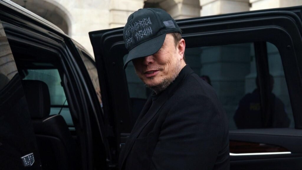 Fuertes críticas a la IA de Elon Musk por mensajes antisemitas y en contra de jefes de Estado