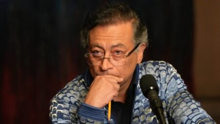 Ministro de Defensa de Colombia asegura que avión presidencial fue desviado por supuesta amenaza cuando Petro volvía de Europa