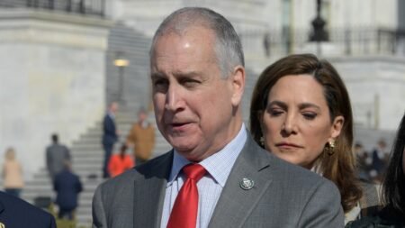 “Lo que está ocurriendo con el expresidente Uribe es una evidente violación del Estado de Derecho”: congresista Mario Díaz-Balart habla de proyecto de ley de su autoría que busca reducir ayuda a Colombia