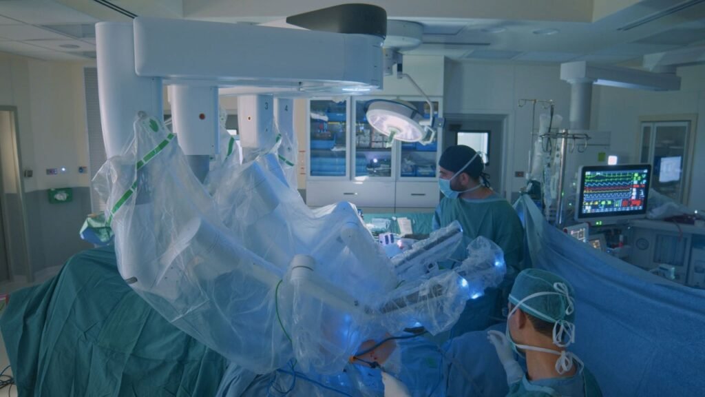 Histórico: realizan el primer trasplante de corazón con un robot sin abrir el pecho