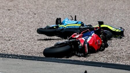 La imprudencia que dejó afuera a David Alonso en el MotoGP; terminó en tremendo choque que preocupó al equipo