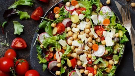 Receta asiática y vegana para sorprender: así se prepara la ensalada con aderezo de maní