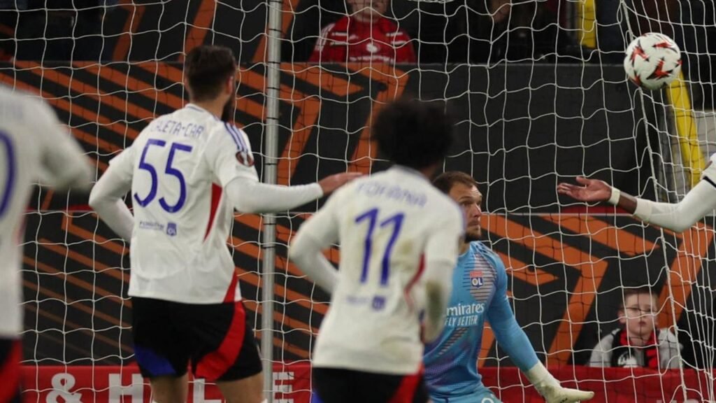 Mítico club europeo se salvó de descender a la segunda división y de perder su participación en la Europa League