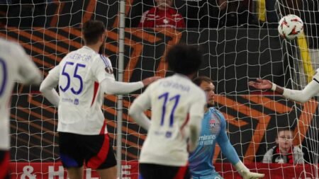 Mítico club europeo se salvó de descender a la segunda división y de perder su participación en la Europa League