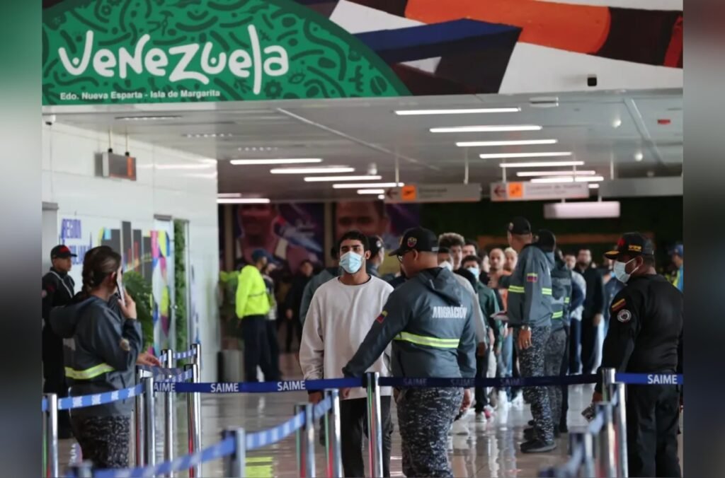 Aterrizó un avión con 204 venezolanos deportados desde EE UU