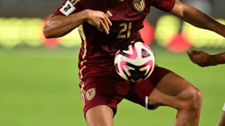 Así fue el gol del venezolano Alexander González que bañó al arquero rival y con el que Emelec rompió importante racha