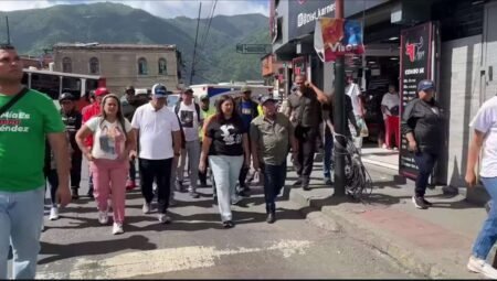 Alcaldía de Caracas atiende emergencia en Catia por explosión de una bombona