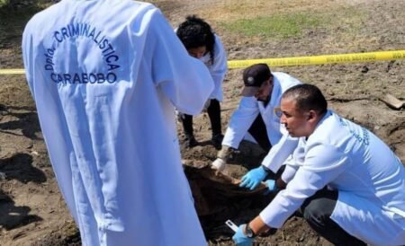 Desentierran restos humanos en fosa improvisada