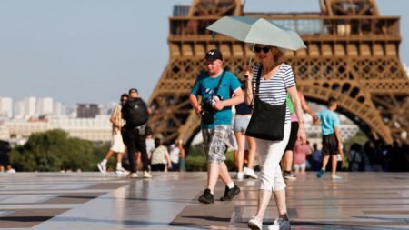 La ola de calor pone en alerta roja a París y cierra escuelas en Europa
