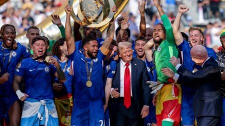 Así fue el momento en el que el presidente de la FIFA evitó que Trump se hiciera daño en la premiación del Mundial de Clubes