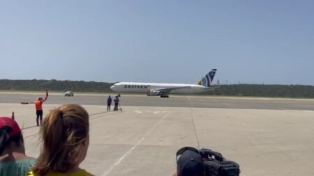 Llega a Caracas un avión proveniente de Estados Unidos con venezolanos deportados, entre ellos siete niños que estaban sin sus padres