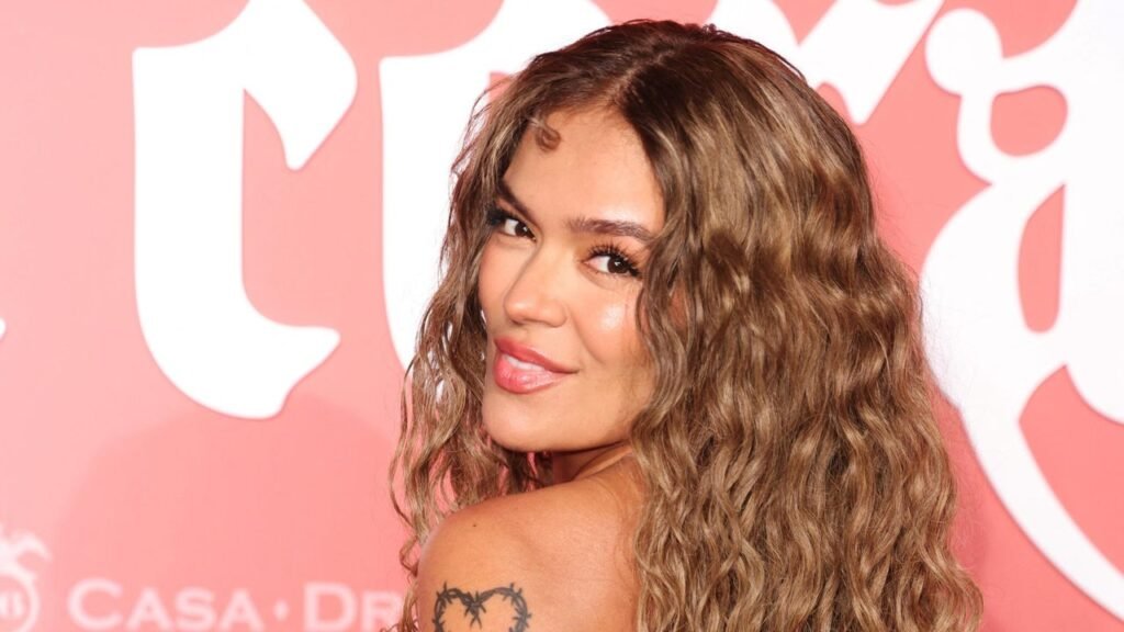 Karol G ofrece detalles de su vida amorosa en reveladora entrevista: “Pasé de estar rota a volver a enamorarme”