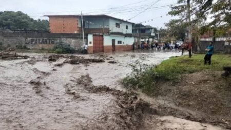 Alarmante crecida del río Orinoco obliga el desalojo de familias en Amazonas y Bolívar