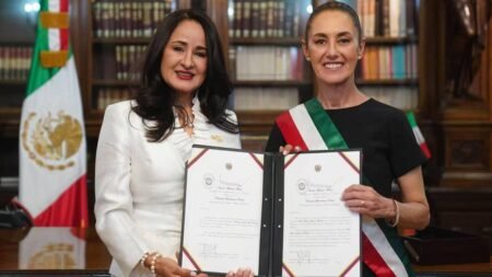 Exministra acusada de corrupción, hoy embajadora de Maduro en México, es encarada en público por migrante venezolana