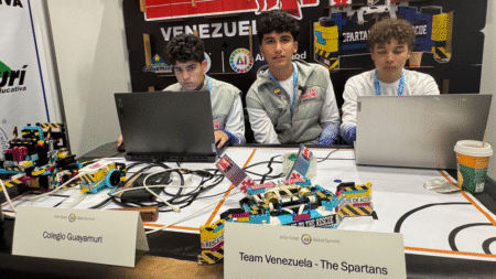 Jóvenes venezolanos ganan competencia en Suiza con robot que traslada heridos a lugares seguros