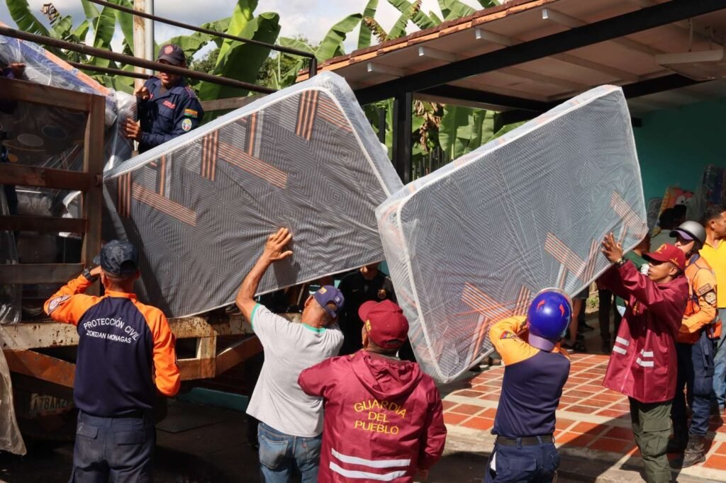 Entregan enseres a 24 familias afectadas por crecida de ríos en Monagas