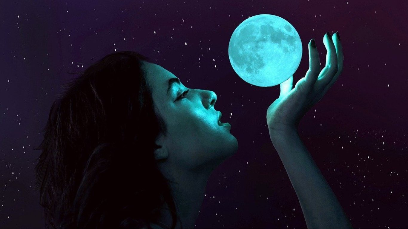 Mujer mirando la luna