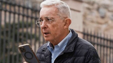 “Formalizado ya como preso”: expresidente de Colombia Álvaro Uribe confirmó con video que ya cumple formalmente con el arresto domiciliario