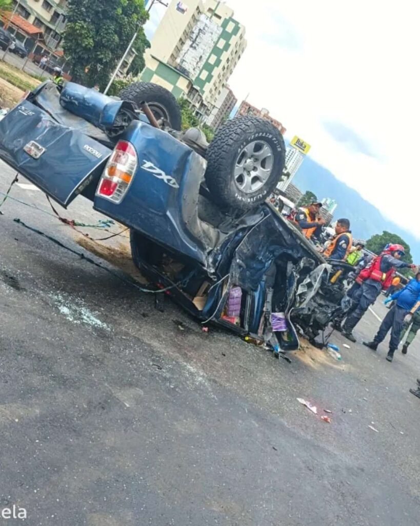 Choque de tres vehículos dejó heridos en Caracas