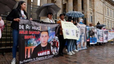 “Pedimos al gobierno de Colombia que llegue a un acuerdo con Venezuela”: familiares de colombianos detenidos por el régimen narran su dolor