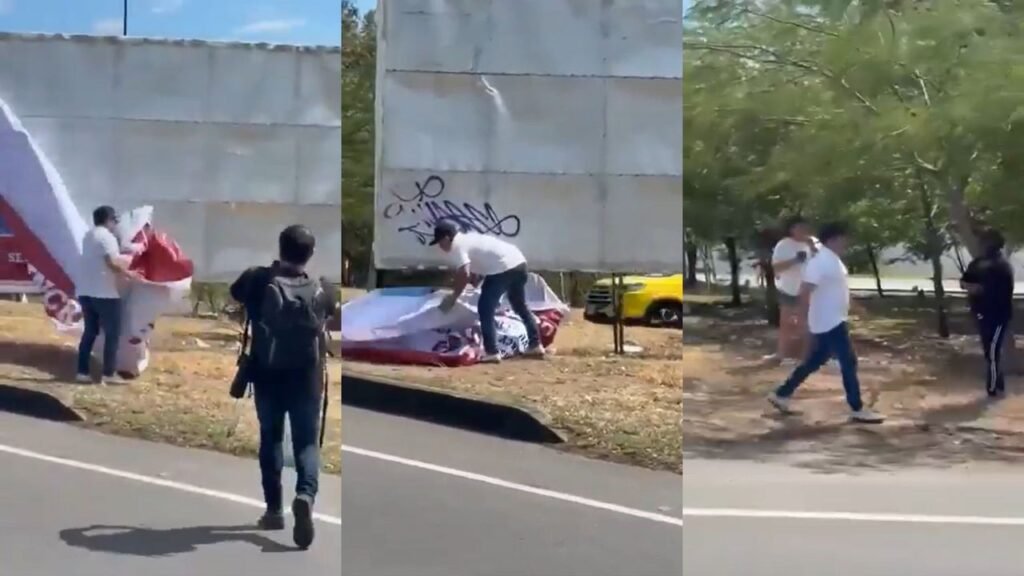 Hombre desciende de un vehículo y arranca la valla con anuncios de recompensa por la captura de Nicolás Maduro y Diosdado Cabello en la vía Colombia – Venezuela