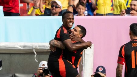 Jhon Arias eludió en un solo regate a dos rivales para anotar un gol al mejor estilo de Pelé en su debut con el Wolves