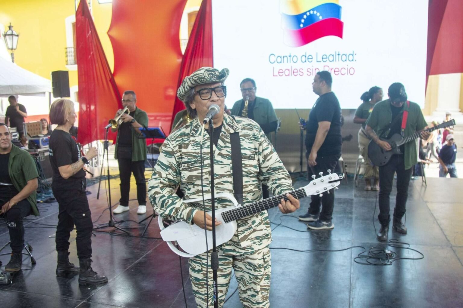 «Canto de lealtad» unió al pueblo en la plaza Bolívar