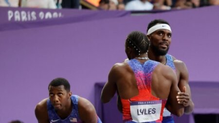 El tenso cruce del medallista olímpico Noah Lyles con compañero con el que representó a EE. UU. en París 2024: sufrió empujón al final de una carrera