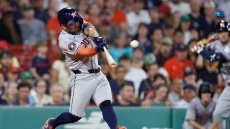 Venezolano José Altuve conecta jonrón de tres carreras en las Grandes Ligas en jugada en la que cara de resignación de rival lo dijo todo