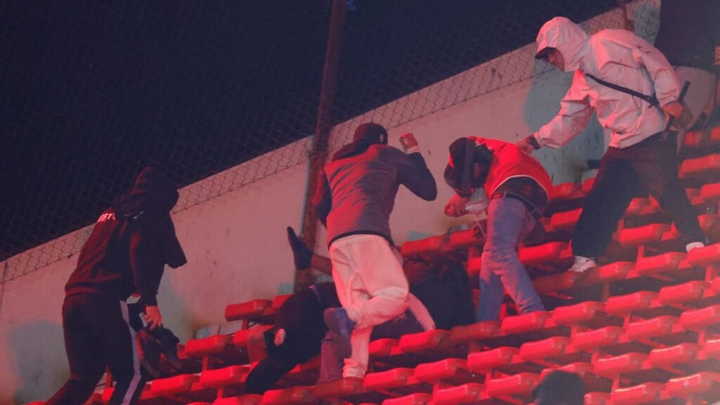 “Esperemos que en el fútbol desaparezcan los barras”: periodista deportivo sobre el enfrentamiento entre hinchas en los octavos de final de la Copa Sudamericana