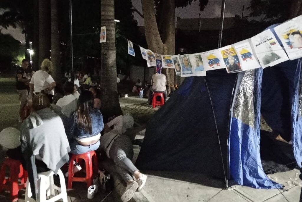 Denuncian que “colectivos” agredieron y robaron a madres que hacían vigilia frente al TSJ